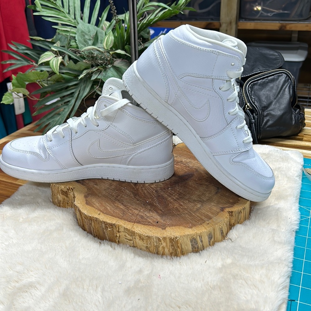 Jordan
Air Jordan‎ 1 Mid Retro "Triple White" sneakers youth 6.5